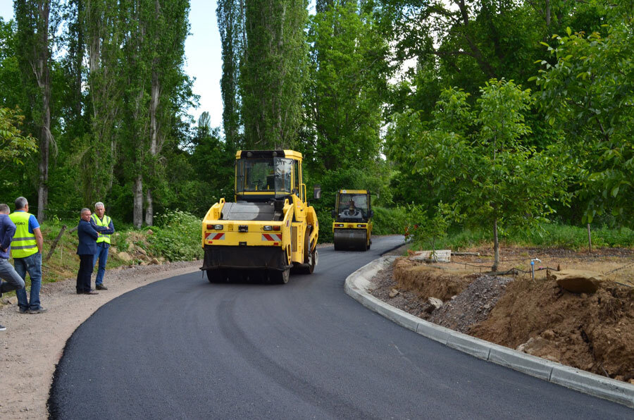 Петков на терен за време на реконструкција на патниот правец Блатец - Детлово. Петков на терен за време на реконструкција на патниот правец Блатец - Детлово