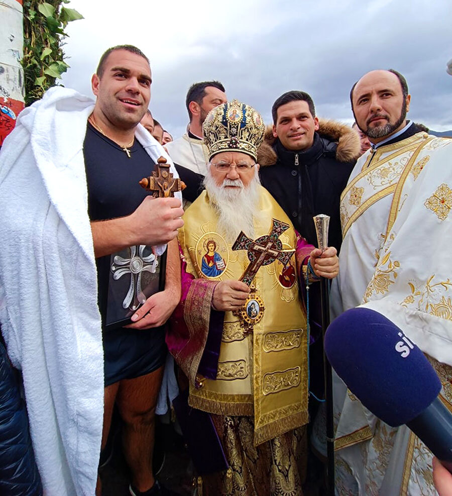 Среќниот фаќач на крстот. Среќниот фаќач на крстот.