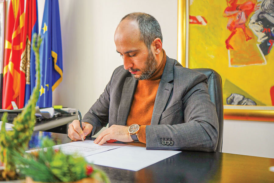 Колев во својата работна канцеларија. Колев во својата работна канцеларија.