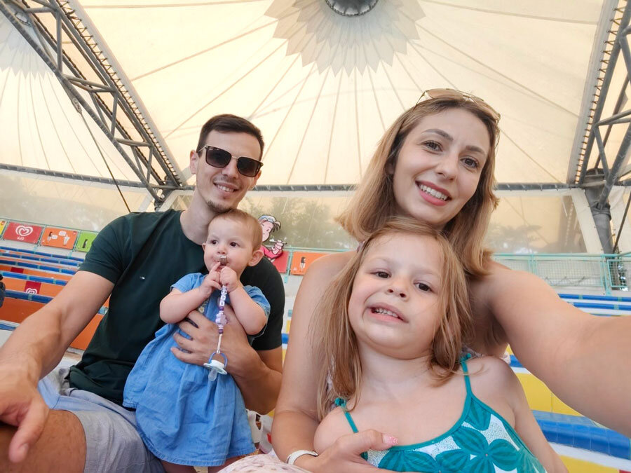 Сопругата Ена и ќеркичките Софиа и Мариа, најголемата поддршка за Филип Сопругата Ена и ќеркичките Софиа и Мариа, најголемата поддршка за Филип