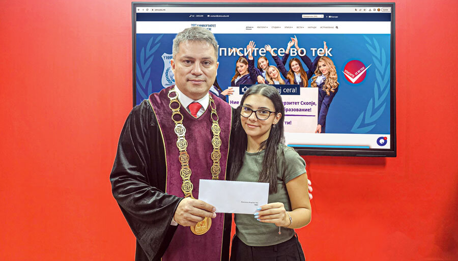 Деканот Граматниковски доделува е-индекс на студентите. Деканот Граматниковски доделува е-индекс на студентите.