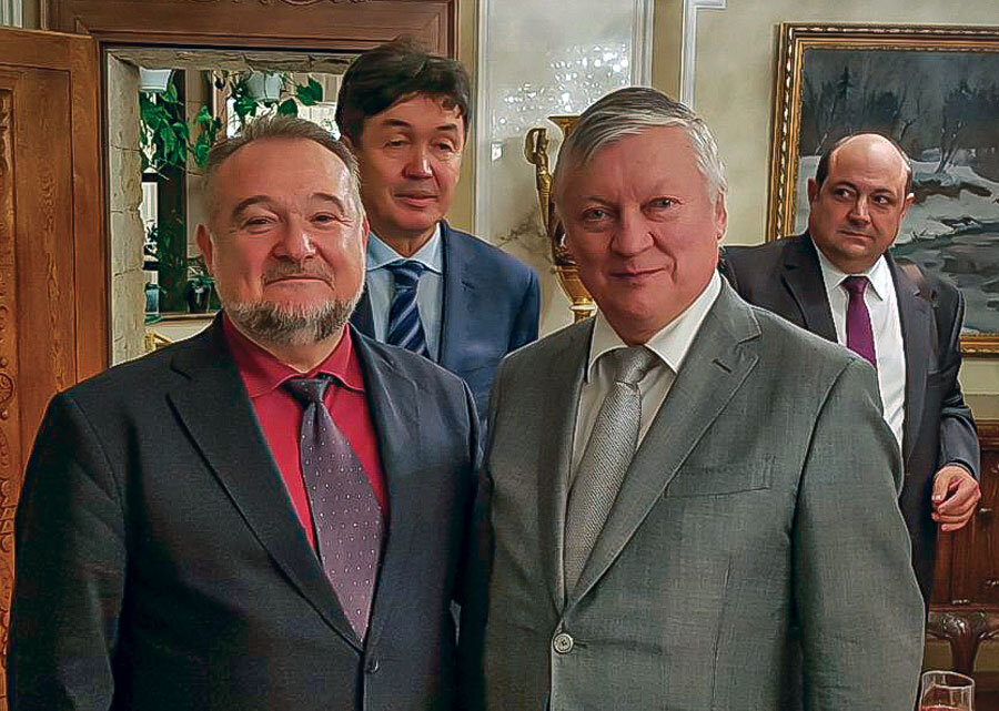 Ѓорчев со светскиот шаховски шампион, Анатолиј Карпов. Ѓорчев со светскиот шаховски шампион, Анатолиј Карпов.
