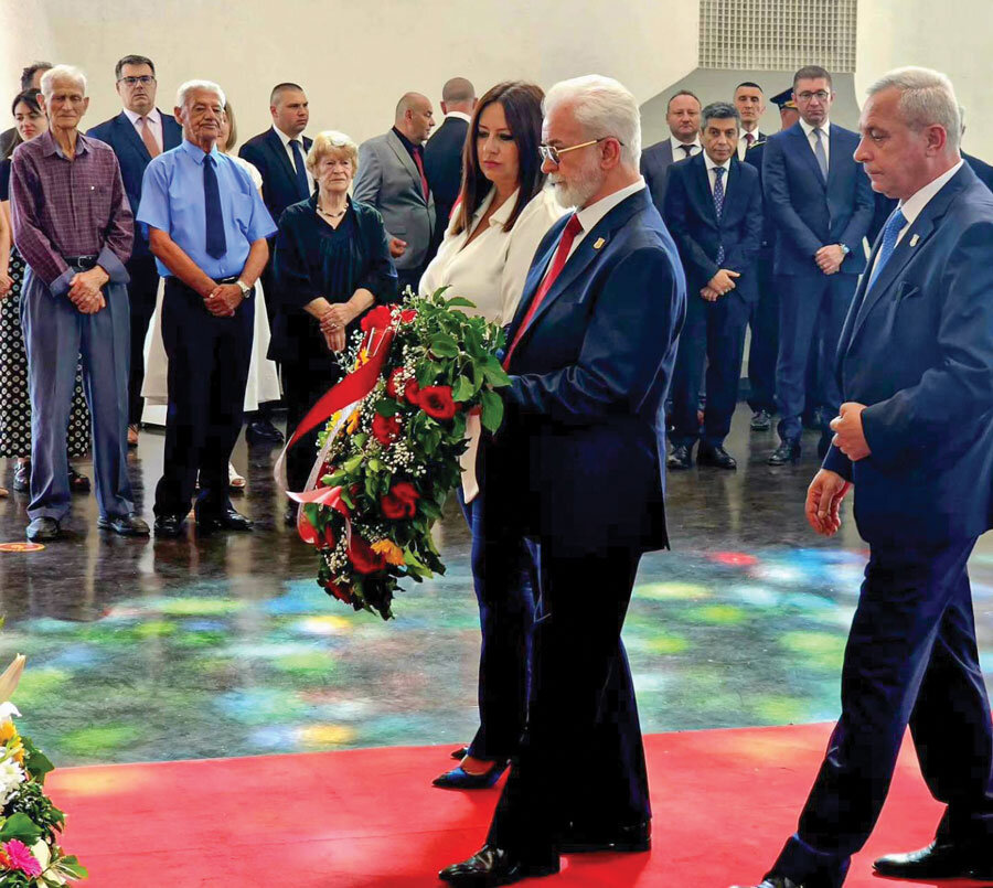 Делегација на Универзитетот Скопје положи свежо цвеќе во Македониумот. Делегација на Универзитетот Скопје положи свежо цвеќе во Македониумот.