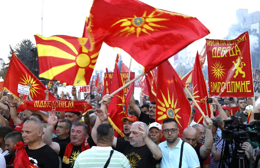 Старото и новото знаме на Република Македонија подеднакво се веат. Старото и новото знаме на Република Македонија подеднакво се веат.